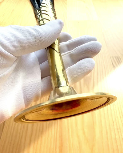 Glas „De Geest van het Ambacht” van buffelhoorn en messing – met de hand vervaardigd in India, 22 cm, mogelijkheid tot personalisatie met gravure als cadeau