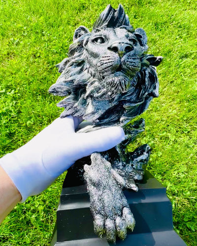 Koning van de Jungle Leeuw - Majestueus Leeuwenbeeldje - zilverkleurig, mogelijkheid tot personalisatie als cadeau