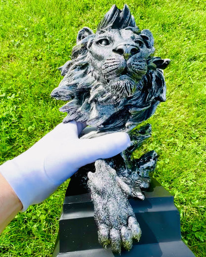 Koning van de Jungle Leeuw - Majestueus Leeuwenbeeldje - zilverkleurig, mogelijkheid tot personalisatie als cadeau
