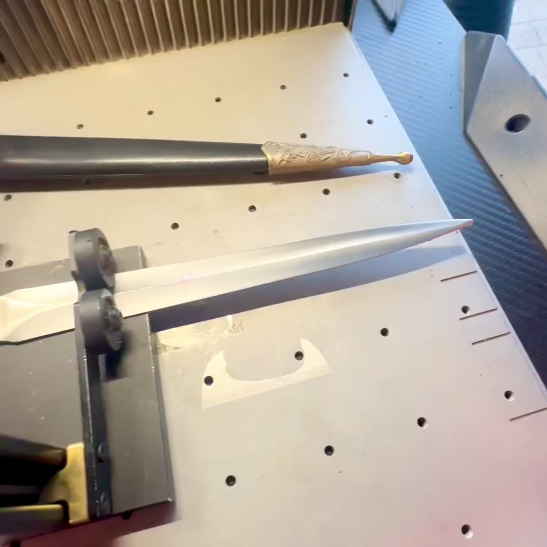 Elegante decoratieve dolk in schede met gepersonaliseerde gravure
