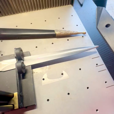 Elegante decoratieve dolk in schede met gepersonaliseerde gravure