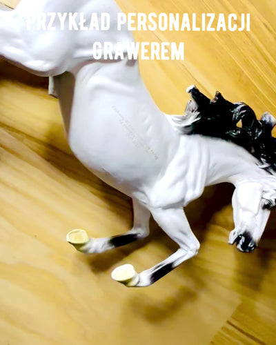 "Elegancki Skoczek" - Witte Paardenfiguur met Graveermogelijkheid