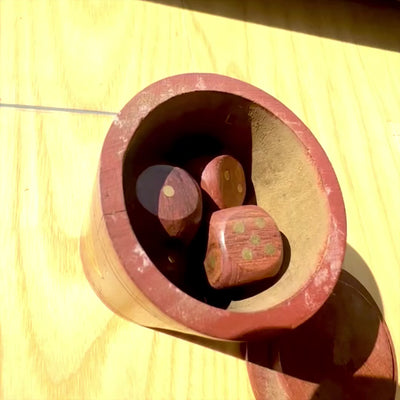 Houten dobbelstenen in een ton met gravure – Gepersonaliseerd cadeau van acaciahout, hoogte 7 cm, diameter 8 cm, voor personen ouder dan 14 jaar