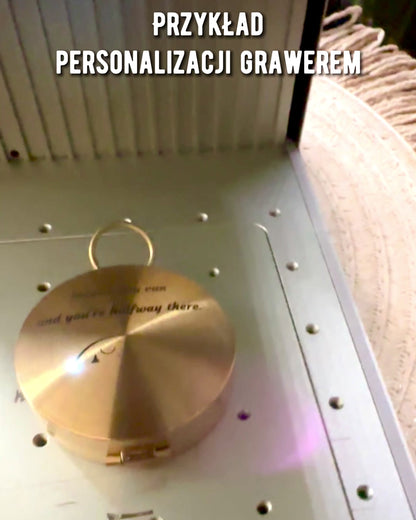 Retro Stijl Navigatiekompas – Draagbaar en Precies Instrument voor Richtingsbepaling voor Reizigers en Ontdekkingsreizigers. Gravure, personalisatie.