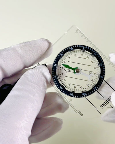 Kompas voor toeristen "Przewodnik Awanturnika" - Transparant, Mini Acryl met Hangkoord en Kaartschaal, met gravure