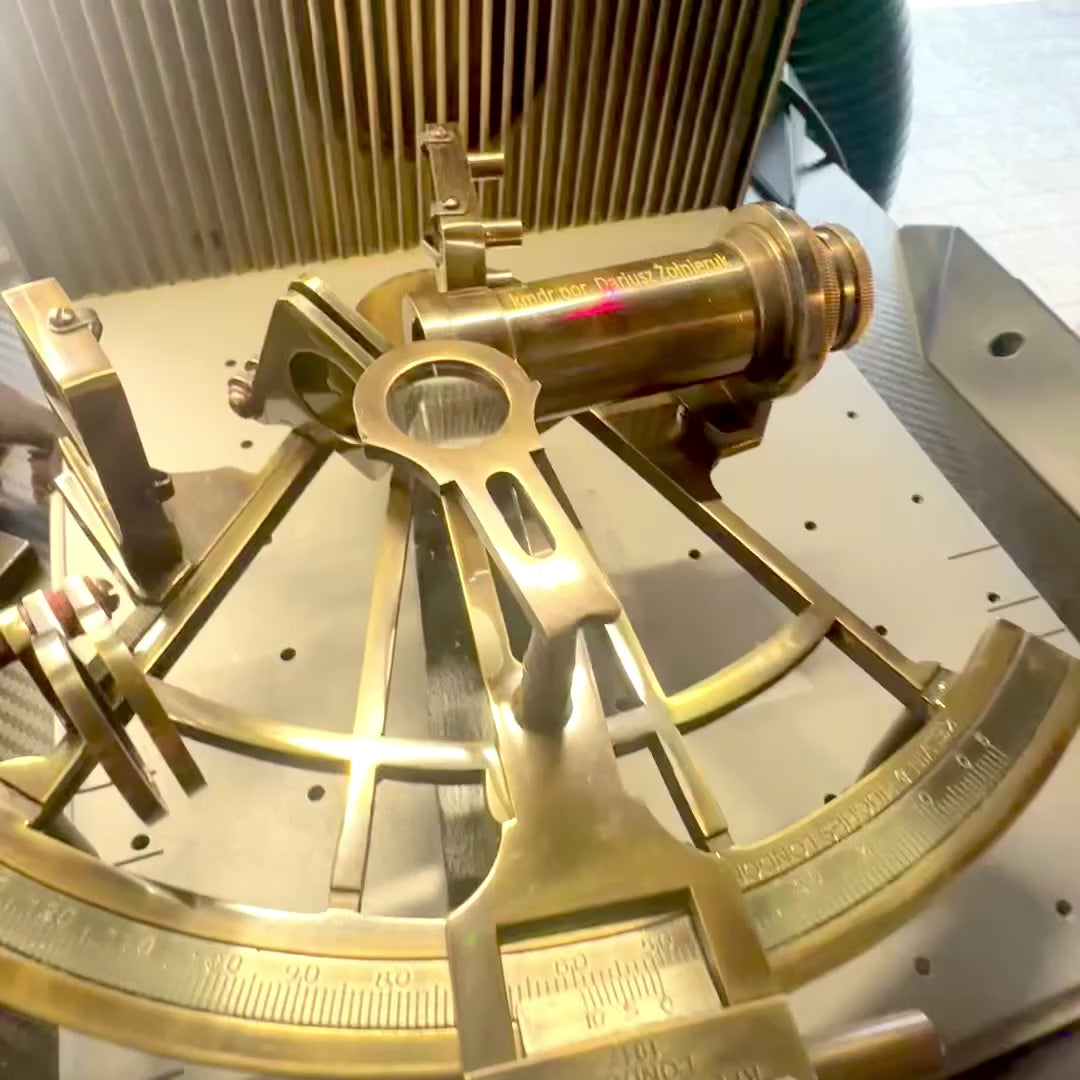 Messing sextant met gravure in houten doos