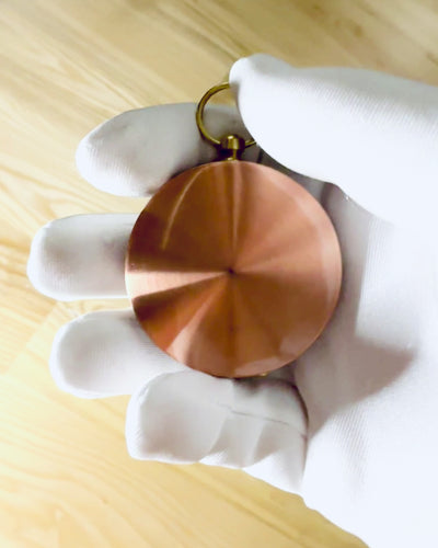 Kompas roségoud - navigatie in retrostijl – draagbaar en nauwkeurig instrument voor het bepalen van de richting voor reizigers en ontdekkingsreizigers. Gravure, personalisatie.