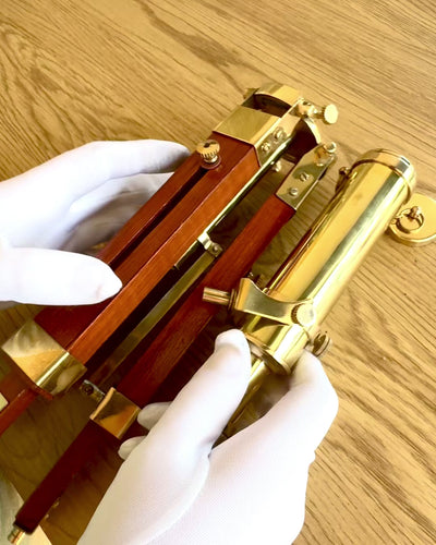 Hemelkoepel op Houten Standaard 41 cm, mogelijkheid tot personalisatie met gravure als cadeau