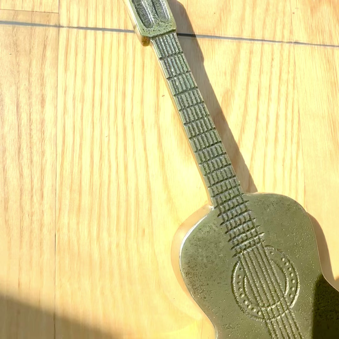 Decoratieve metalen gitaar MUS-20, personaliseerbaar met gravure