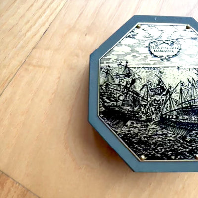 Octagonale zonnewijzer en kompas H06 met mogelijkheid tot personalisatie met gravure – elegant cadeau voor navigatieliefhebbers, gemaakt van hout en messing, met rijke ornamentiek, afmetingen 7,3 x 2 cm