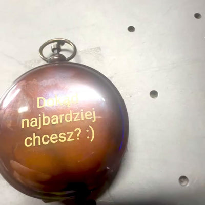 Retro toeristisch kompas van messing met antieke afwerking en mogelijkheid tot graveren – ideaal cadeau voor reizigers en natuurliefhebbers – afmetingen 6 x 5 x 1,75 cm, sluit met een deksel dat het glas beschermt