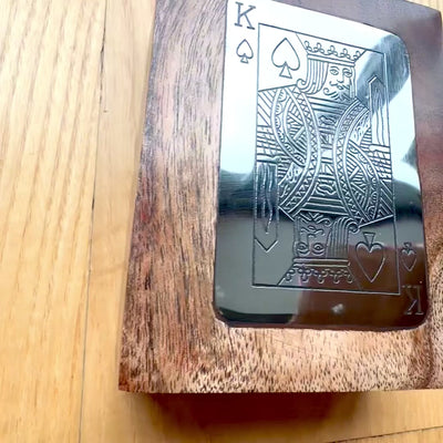 Elegant kaartspel in decoratieve houten doos met aluminium koningsplaatje - personalisatie met gravure - ideaal cadeau voor liefhebbers van kaartspellen - afmetingen doos 11,5 x 8 x 4 cm