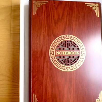 Exclusieve premium geschenkset A5-notitieboek met houten omslag en pen – personalisatie met gravure, ideaal als cadeau voor een baas, docent of kunstenaar – donkerbruin met gouden elementen