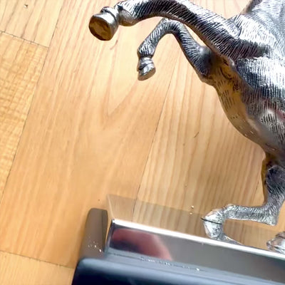 Decoratieve Pegasus-figuur van aluminium op een voet van staal en hout, gepersonaliseerde gravure, elegant cadeau voor liefhebbers van de Griekse mythologie, hoogte 36 cm, kleur zilver met zwarte voet