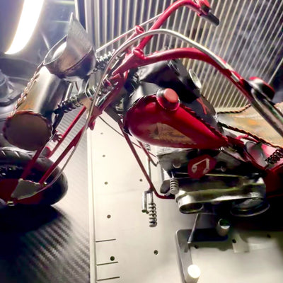 Groot metalen model van een klassieke choppermotor in rood met mogelijkheid tot personalisatie door gravure