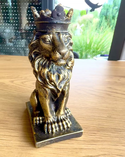De Leeuwenkoning – Compacte decoratieve figuur van 14,5 cm met graveeroptie als cadeau