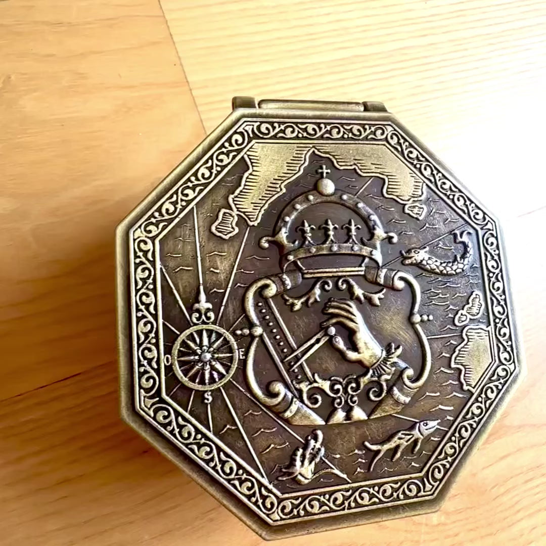 Exclusief Cardan-magnetisch kompas met gravure - Replica als nautisch cadeau, hoogte 5,8 cm, beuken- en eikenhout, messing, renaissancestijl