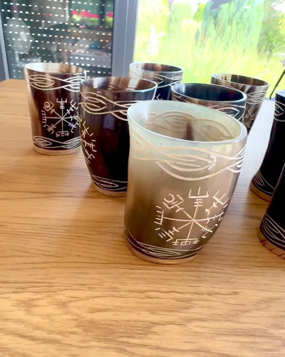 Valknut Handgemaakt kleine beker van buffelhoorn met Noorse symbolen, mogelijkheid tot personalisatie als cadeau met gravure