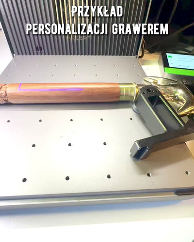 Handgesneden Wandelstok, voor wandelen "Koninklijke Wandelaar" in bruine kleur met patronen