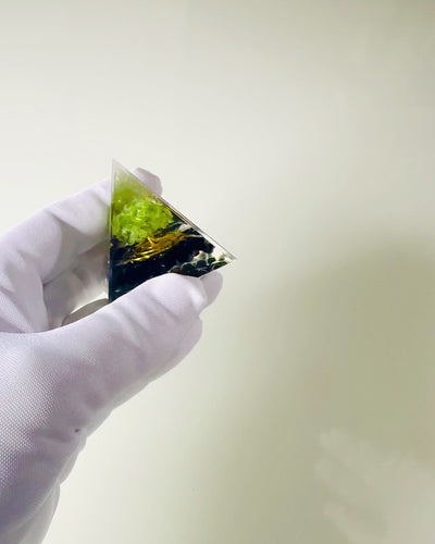 Orgoniet Reiki Piramide met Natuurlijke Kristallen - Decoratief Symbool van Chakra Energie Balans