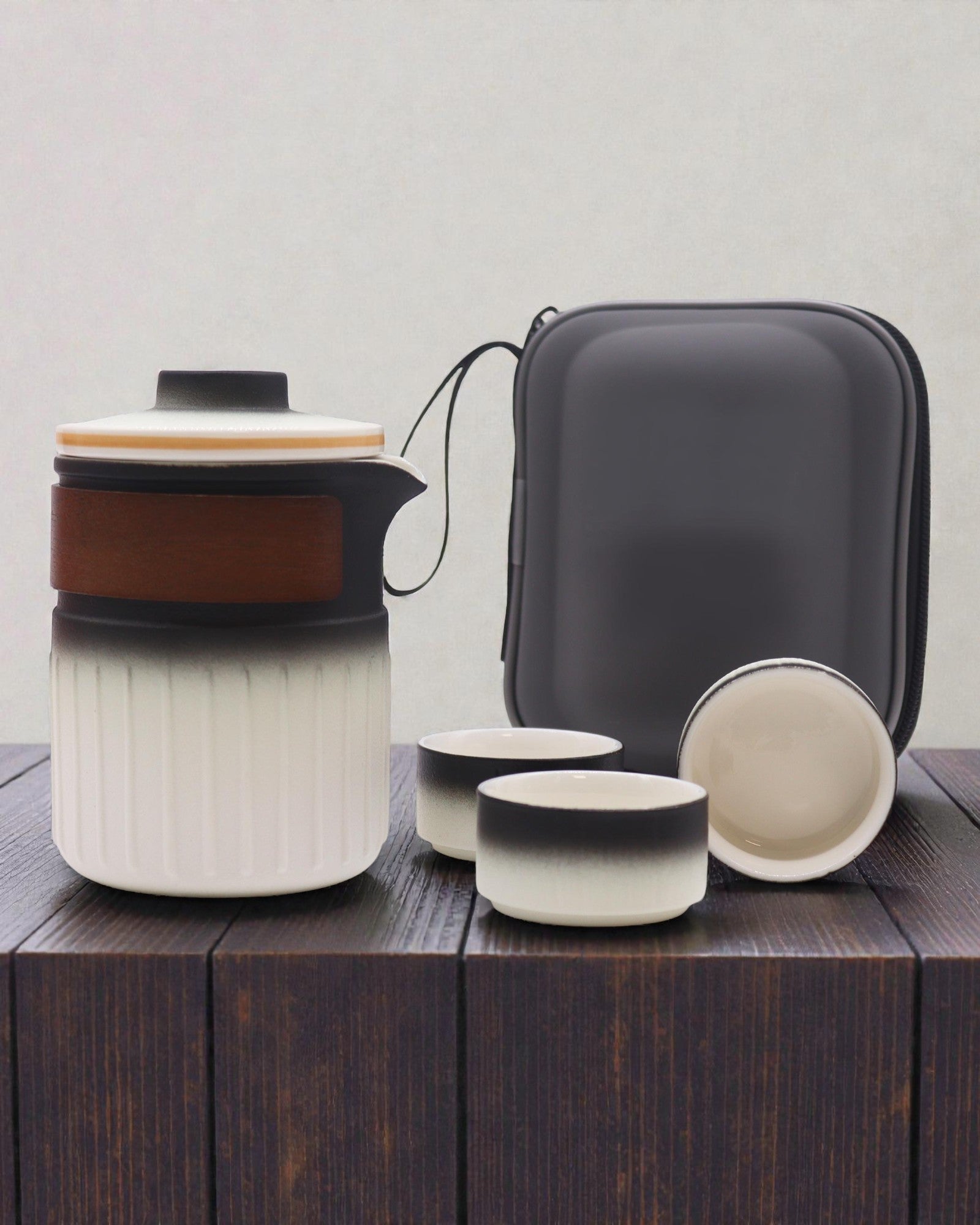 Reis van drie vrienden – Toeristische keramische set met theepot en 3 kopjes