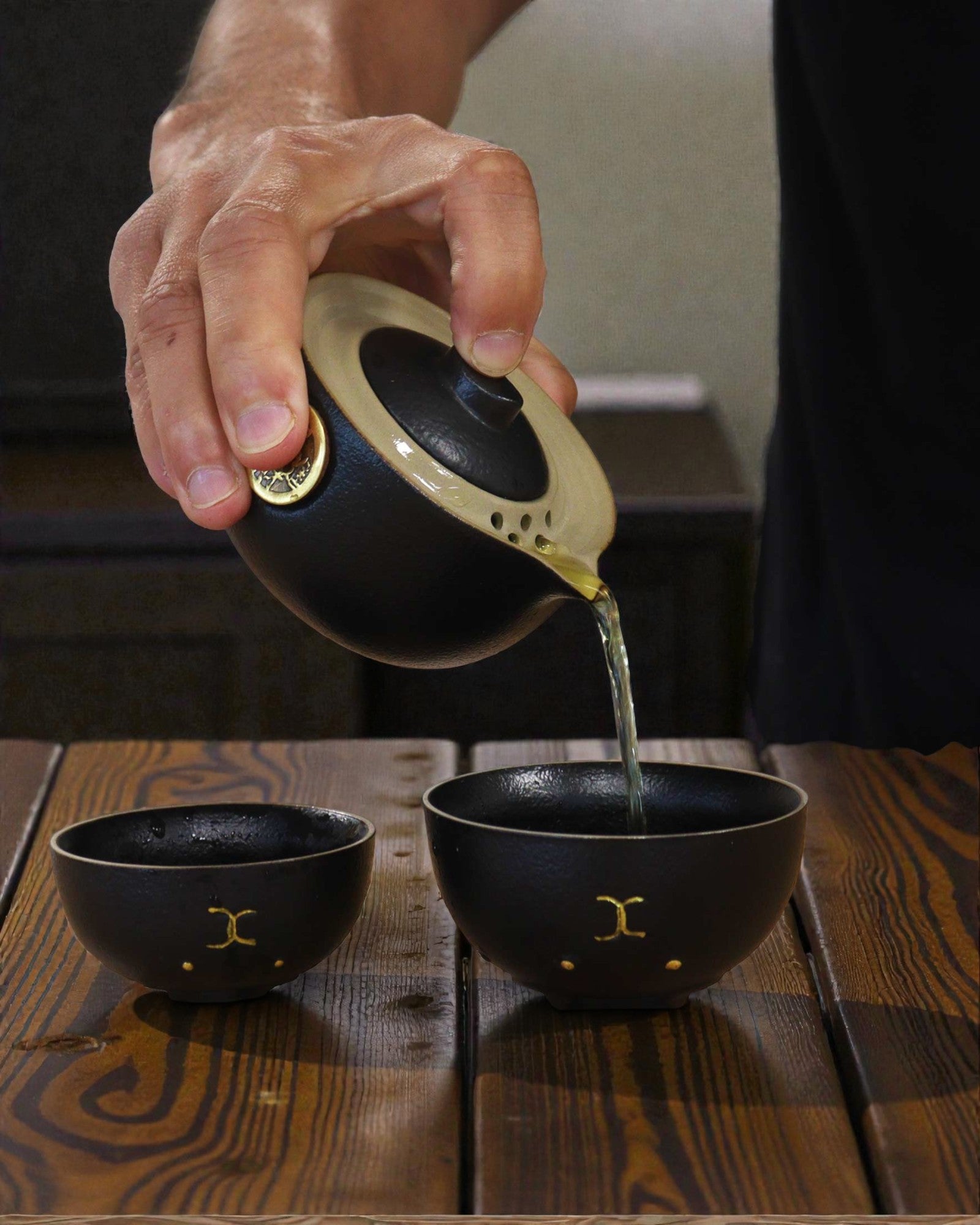 Zwarte Gelukskat – Theeset met 2 Kopjes (Zwart)