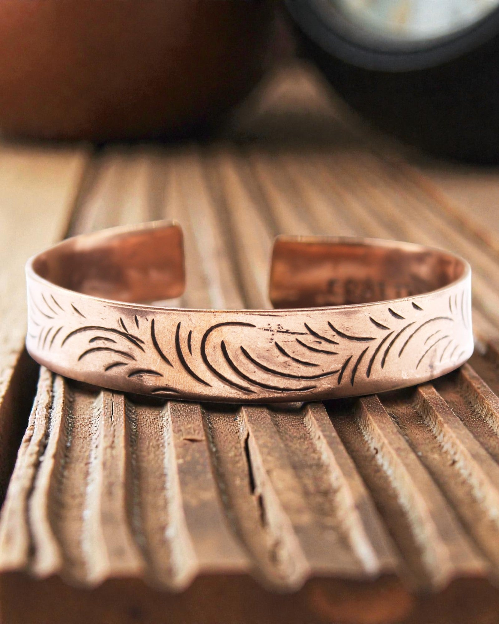 Tibetaanse koperen armband Tribal Flow – Brede krullen