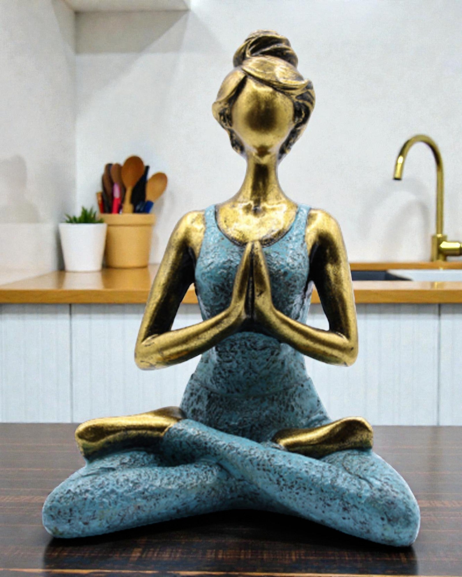 Vrouwenbeeldje 24 cm – Yoga goud-turkooise energie