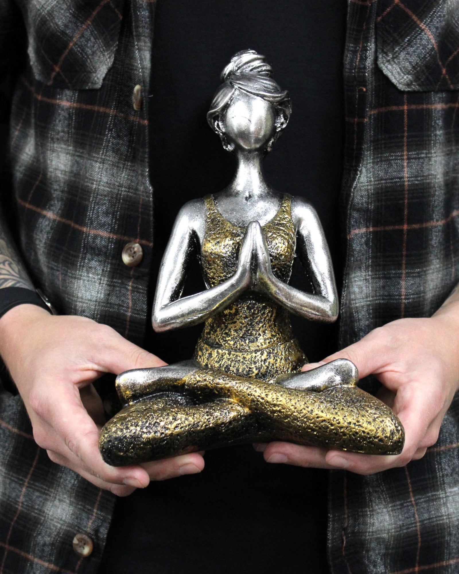 Vrouwenbeeldje 24 cm – Yoga goud-turkooise energie