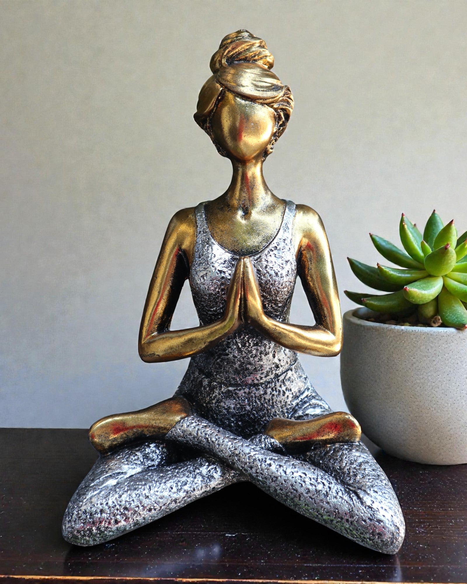 Vrouwenbeeldje 24 cm – Yoga goud-zilveren klassiek
