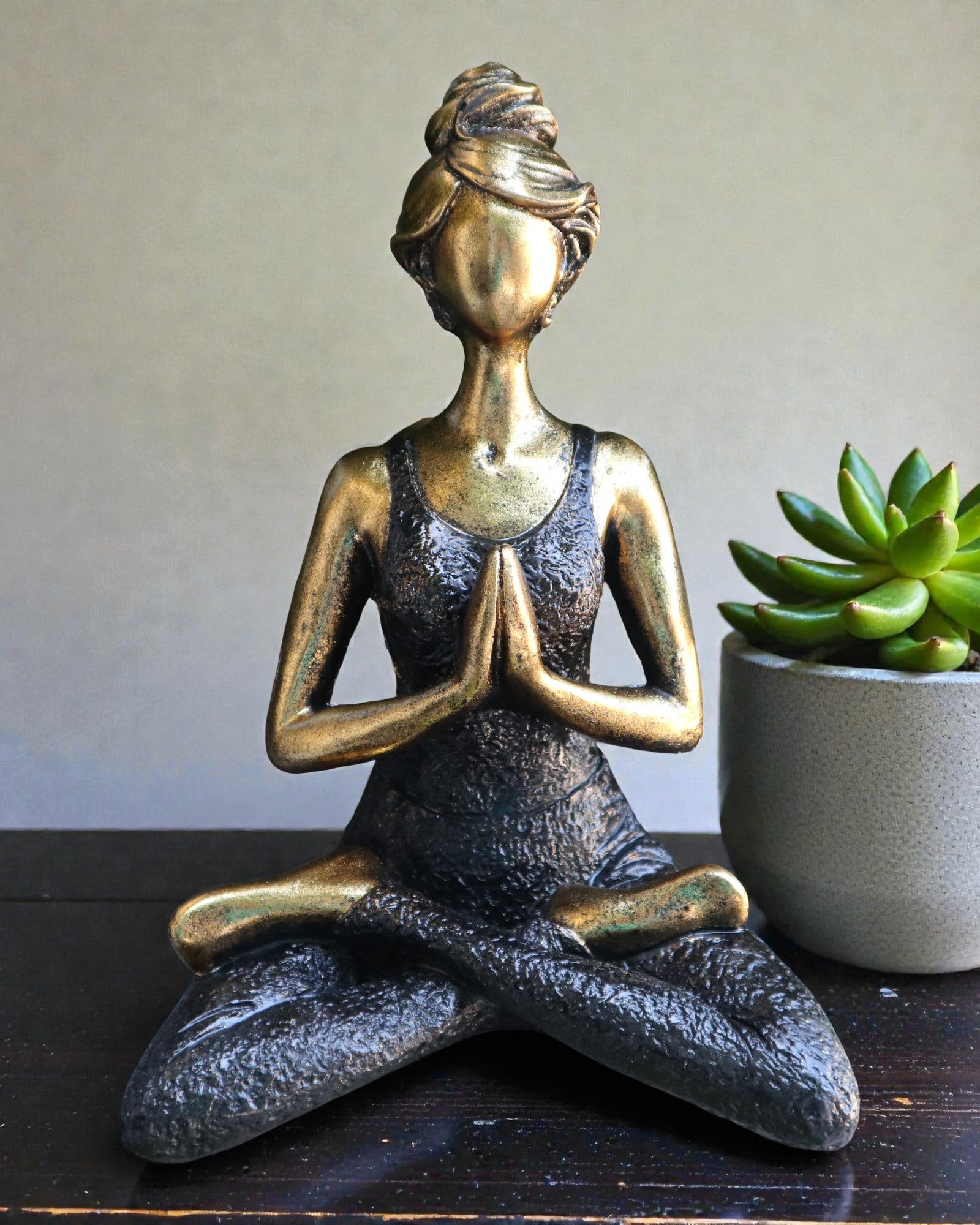 Vrouwenbeeldje 24 cm – Yoga goud-zwart kracht