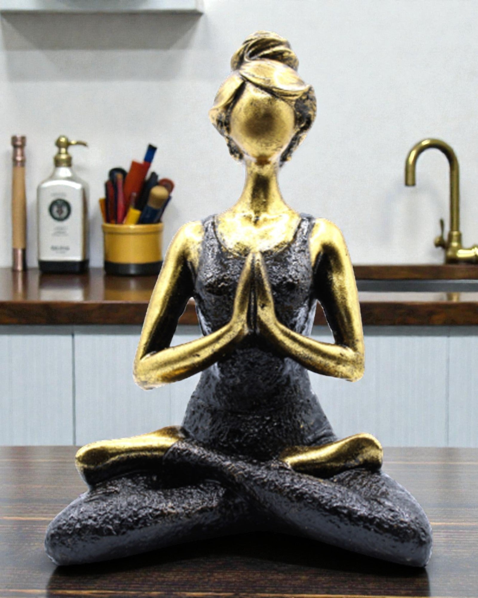 Vrouwenbeeldje 24 cm – Yoga goud-zwart kracht